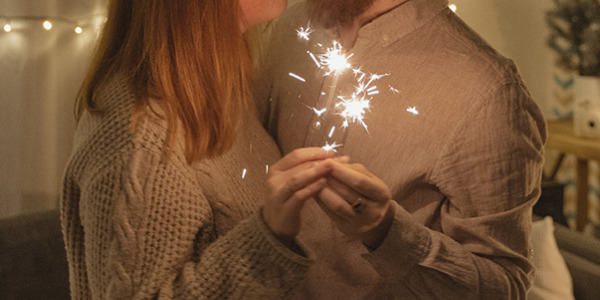 Walentynki w świetle fajerwerków - romantyczne zimne ognie i konfetti w kształcie serc